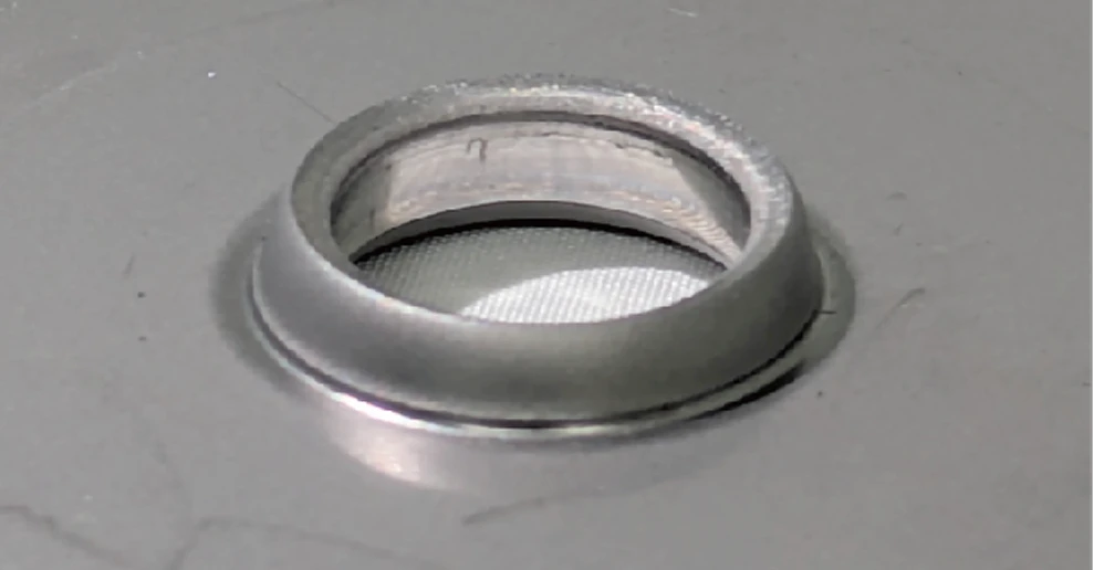 φ12バーリングで加工したもの