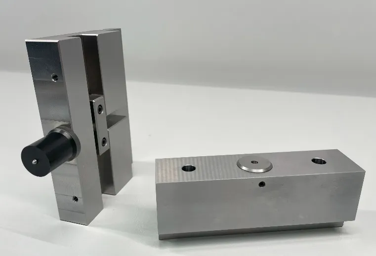 下穴別加工バーリング金型