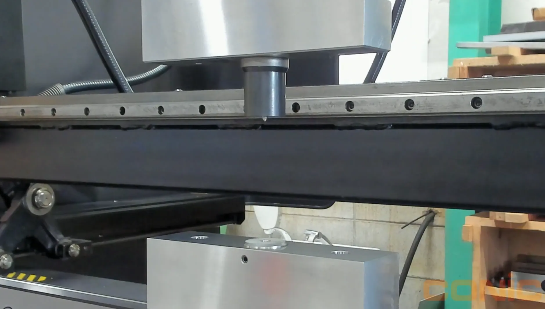 下穴別加工バーリング金型