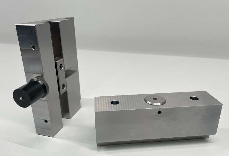 下穴別加工バーリング金型