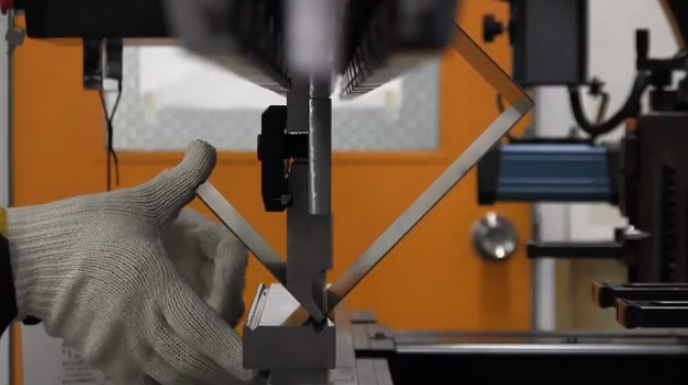 ご使用中の中間板に装着するだけで深曲げを実現！≪深曲げパンチホルダー≫