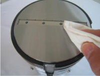 貼付面の油分や汚れをシンナー等で完全に除去