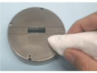 貼付面の油分や汚れをシンナー等で完全に除去