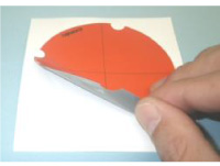 台紙からシールをはがす