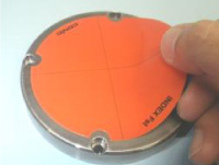 金型の板押え面に貼付