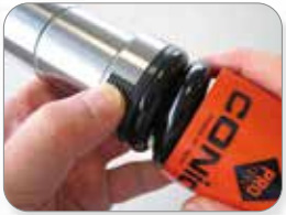 ２．ハイト調整ボタンをスライドしながらキャニスターを回す