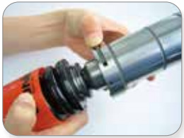 ２．ボタンを保持しながらガイドを抜く