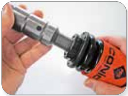 ３．キャニスターを回してパンチを取り出す